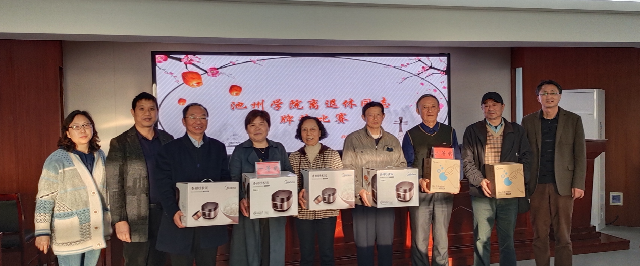 一群人站在一起描述已自动生成 一群人站在一起描述已自动生成