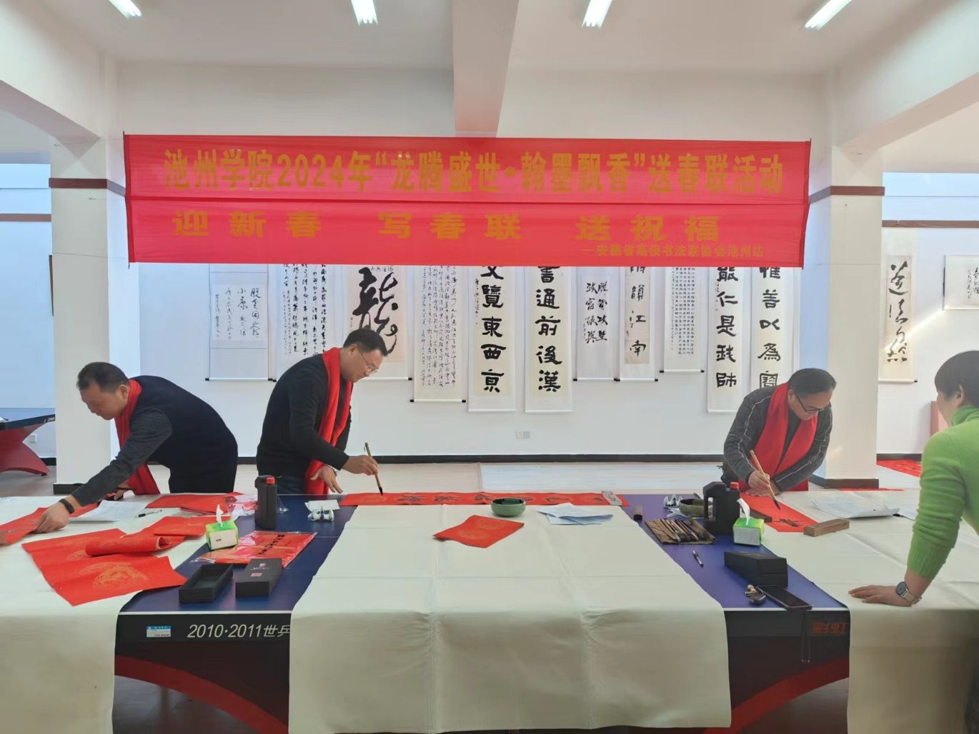 几个人在桌子前中度可信度描述已自动生成 几个人在桌子前中度可信度描述已自动生成