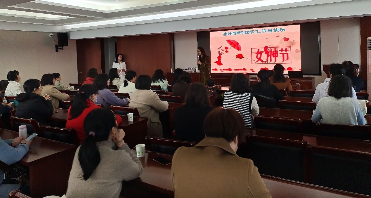 人们在看台上的人在餐厅里中度可信度描述已自动生成 人们在看台上的人在餐厅里中度可信度描述已自动生成